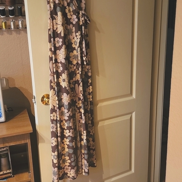 3/$20 NWT Floral Midi dress - Picture 3 of 3